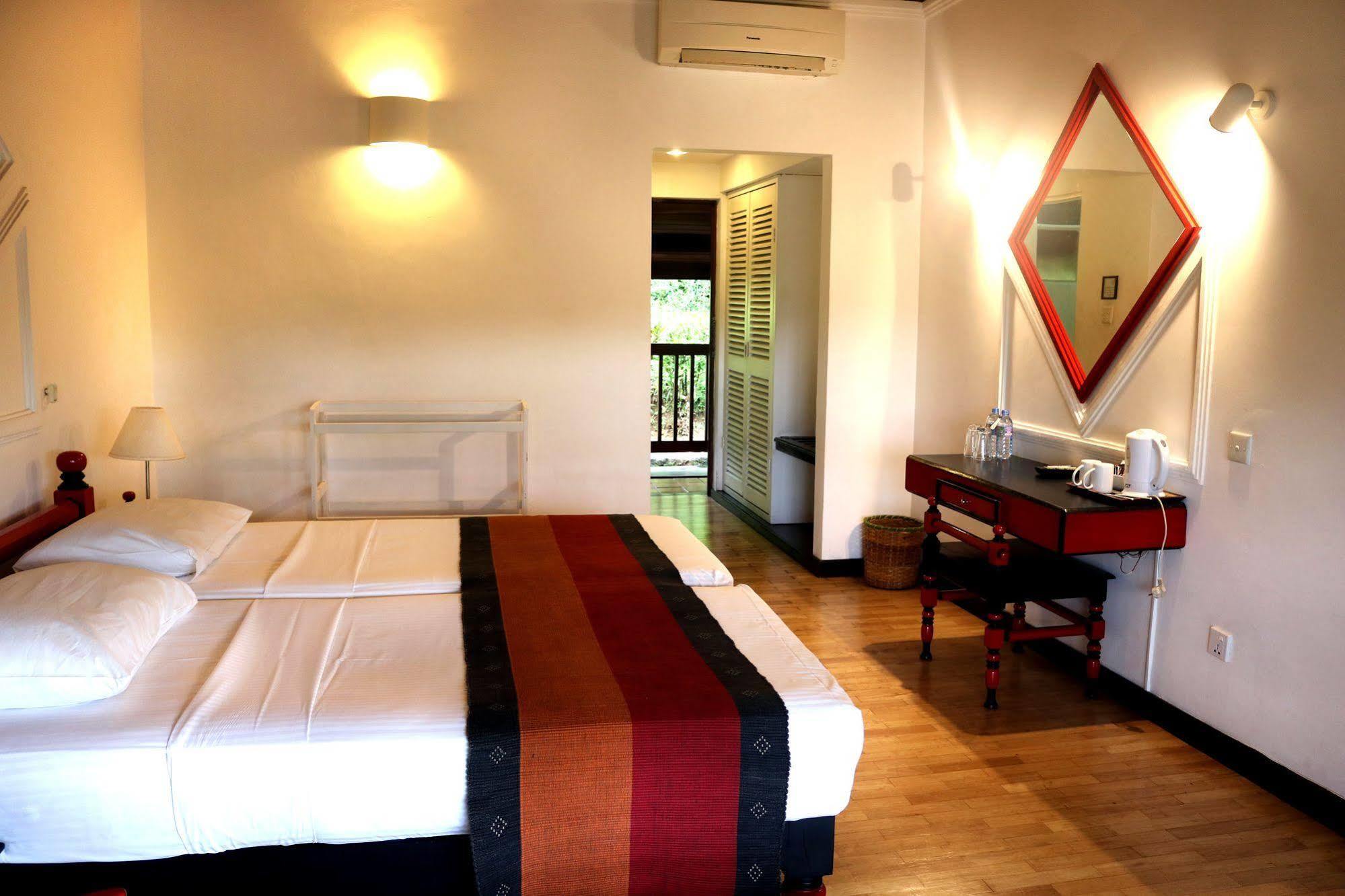 קנדי Hotel Hilltop מראה חיצוני תמונה